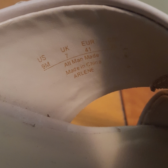 Tan/beige patent leather wedge sandal 9M - Picture 5 of 6